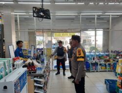 Terkait Prokes, Polsek Ukui Edukasi Masyarakat Dengan Bagikan Masker