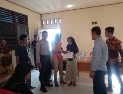 Pastikan Aman, Bhabinkamtipmas Brigadir Rudiansyah Kawal Penyaluran BLT Untuk Masyarakat Balam Merah