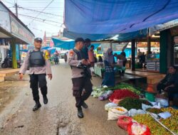 Berikan Rasa Aman Kepada Masyarakat, Polsek Ukui Patroli Jalan Kaki Di Pasar Tradisional Ukui