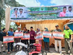 Syafaruddin Poti Meyerahkan Bantuan Cultivator Dan Bibit Buah-buahan Untuk Poktan Rohul Dihadiri Alfa Syahputra