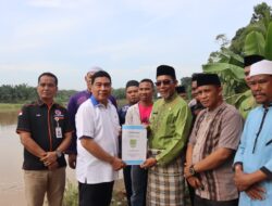 Anggota DPR RI Achmad Bersama Milenial Rohul Alfa Syahputra Tinjau Lokasi Sungai Abrasi Desa Kepenuhan Timur