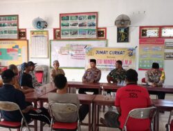 Dengan Masyarakat Desa, Kapolsek Kerumutan Gelar Jumat Curhat