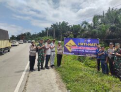 Sat Lantas Polres Pelalawan Tebar Spanduk Himbauan di Daerah Rawan Kecelakaan Lalu Lintas