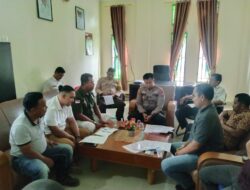 Mencari Solusi, Polsek Kerumutan Hadiri Pertemuan Warga