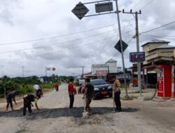 Bersama Pemuda Desa Petani, Polsek Bunut Goro Perbaiki Jalan