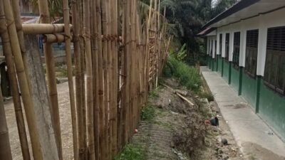 Prihatin Melihat Pagar Sekolah Di Lingkungan perusahaan PT.Sinarmas Group
