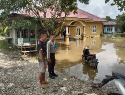 Melalui Personil Bhabinkamtibmas, Polsek Bunut Tinjau Rumah Warga Kebanjiran