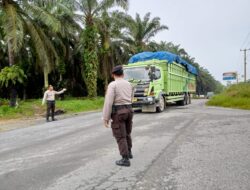 Pagi Hari, Personil Polsek Kerumutan Polres Pelalawan Rutin Laksanakan Strong Point