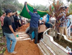 Progam Sambang Duka Harmoni, Polsek Ukui Hadiri Pemakaman Masyarakat