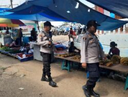 Personil Polsek Ukui Gelar Patroli Jalan Kaki di Pasar Tradisional Antisipasi Kejahatan