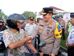 Operasi Keselamatan Lancang Kuning 2023 Digelar, Kapolda Riau Bagikan Helm Kepada Pengendara : Keselamatan Adalah yang Utama