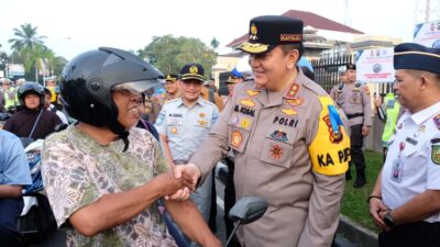 Operasi Keselamatan Lancang Kuning 2023 Digelar, Kapolda Riau Bagikan Helm Kepada Pengendara : Keselamatan Adalah yang Utama