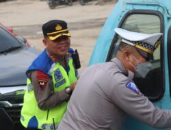 DALAM OPS LANCANG KUNING, KAPOLRES PELALAWAN TURUN MEMBANTU MASYARAKAT PENGGUNA JALAN