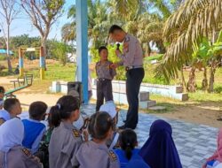 Polisi Sahabat Anak, Bhabinkamtibmas Polsek Kerumutan Sambangi TK Negeri Tunas Bangsa