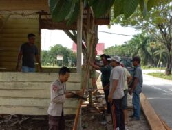 Jalin Sinergitas, Kapolsek Bersama Danramil Teluk Meranti Goro Perbaiki Pos Kamling