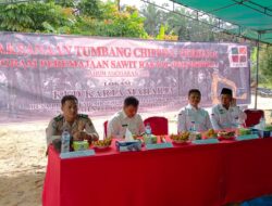 Bersama Waka DPRD, Polsek Kerumutan Hadiri Kegiatan Tumbang Chipping Perdana Sawit