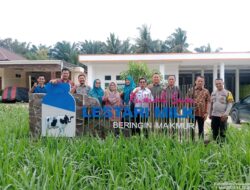 Bersama Camat, Bhabinkamtibmas Polsek Kerumutan Dampingi Kegiatan Studi Banding dari Anggota DPRD Inhu