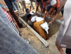 Polri Hadir Ditengah Duka Masyarakat, Polsek Ukui Melayat di Rumah Duka