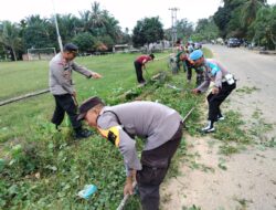 Bersama Camat, Kapolsek Bunut Ikuti Gerobak di Desa Lubuk Mandian Gajah