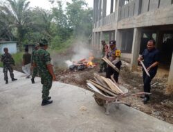 Bersama Koramil 04/ Bunut, Polsek Bunut Ikut Dalam Kegiatan Gotong Royong