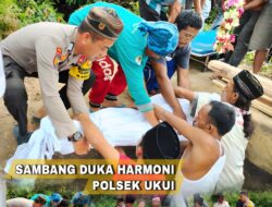 Sambang Duka Rumah, Polsek Ukui Berikan Dukungan Moril dan Bantu Pemakaman Jenazah