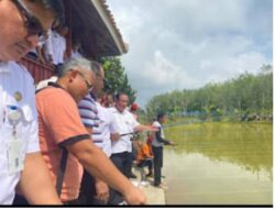 Sekda Tulang Bawang Ir.Anthoni , Secara Resmi Membuka Acara Lomba Mancing Dalam Rangka Memeriahkan HUT Tulang Bawang Ke-26