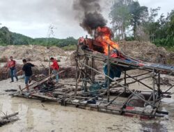 Jajaran Polsek Singingi Musnahkan Dua Unit Rakit PETI di Daerah Simpang Sambung Kelurahan Muara Lembu