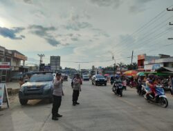 Jaga Kamtibmas, Polsek Ukui Lakukan Gatur Lalin Saat Pasar Ramadhan
