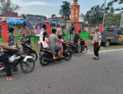 Polsek Bunut Bagi Takjil Gratis Kepada Pengguna Jalan Lintas Bono