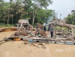 Personil Sat Reskrim Polres Kuansing Musnahkan Tiga Unit Rakit PETI di Desa Muaro Sentajo