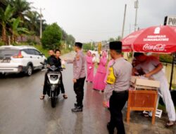 Bersama Ranting Bhayangkari, Polsek Kerumutan Melaksanakan Program Berbagi Takjil Kepada Warga