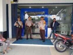 Polsek Ukui Patroli Bank Hingga Toko Mas Di Kelurahan