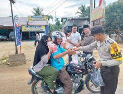 Menjelang Buka Puasa, Polsek Ukui Bagi-Bagi Takjil Gratis Kepada Masyarakat