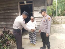 Polisi Berbagi, Kapolsek Kerumutan Salurkan Bantuan Kemanusian Untuk Negeri