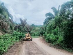 JELANG LEBARAN PUPR ROHUL PERBAIKI JALAN DIBEBERAPA TITIK