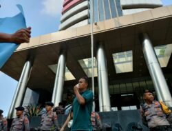 Belasan Tahun Gedung RSUD 6 Lantai di Rokan Hulu mangkrak, AMIR lakukan aksi demonstrasi di depan gedung KPK