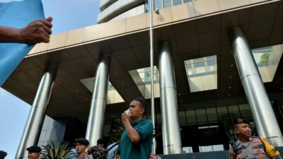 Belasan Tahun Gedung RSUD 6 Lantai di Rokan Hulu mangkrak, AMIR lakukan aksi demonstrasi di depan gedung KPK