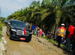Mobil Jenis SUV Plat RI 1 Terabas Lubang Besar di Labuhan Batu Utara Sumatera Utara