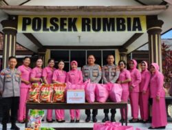 Peduli Sesama Jajaran Polsek Rumbia Serta Ibu Bayangkari Berikan Bantuan Sembako Kepada Warga Kurang Mampu