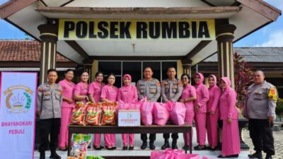 Peduli Sesama Jajaran Polsek Rumbia Serta Ibu Bayangkari Berikan Bantuan Sembako Kepada Warga Kurang Mampu