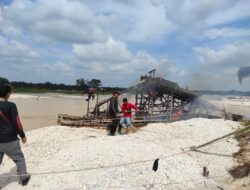 Penertiban PETI di Desa Tanjung Pauh, Polsek Singingi Hilir Bakar 15 Rakit PETI