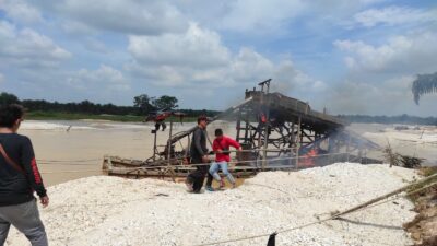 Penertiban PETI di Desa Tanjung Pauh, Polsek Singingi Hilir Bakar 15 Rakit PETI