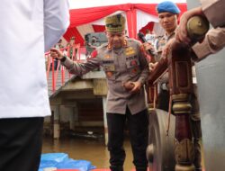 Pemukulan Gong dan Pelepasan Ratusan ekor burung Merpati tandai Louncing Polisi RW di Kabupaten Pelalawan