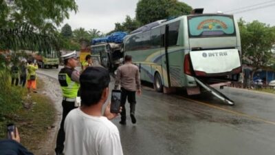 2 Bus Laga Kambing Di Jalan Lintas Timur, Dua Supir Mengalami Patah Kaki