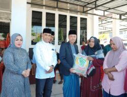 Bupati Rohil Bagikan Ratusan Paket Sembako Serta Daging Qurban Kepada Masyarakat dan Insan Pers