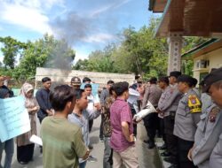 Demo PB PMPK TABAGSEL Di Kemenag Paluta Dibumbui Aksi Bakar Ban
