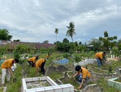 Mahasiswa KBM “Membangun Desa” Fakultas Hukum Universitas Lancang Kuning, Gotong Royong Pemakaman Umum Benteng Hulu