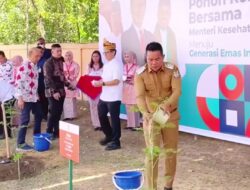 Dipercaya Bisa Atasi Stunting, Bupati Zukri dan Menkes Tanam Tumbuhan Kelor di Pelalawan