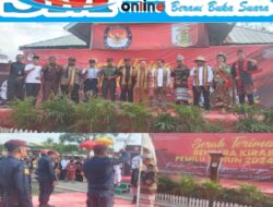 Ketua KPU Tuba Reka Punnata, Terima bendera kirab peserta Pemilu 2024 diLapangan kampung UGI kecamatan Menggala