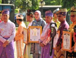 BUPATI INHU TERIMA DUA PENGHARGAAN DI HARI JADI PROVINSI RIAU